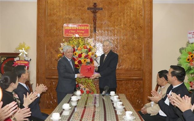 Le president du FPV partage la joie de Noel avec les catholiques de Kon Tum hinh anh 1
