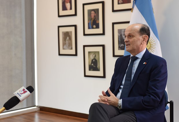Le diplomate argentin souligne l'importance de la visite du president de l'AN Vuong Dinh Hue hinh anh 2