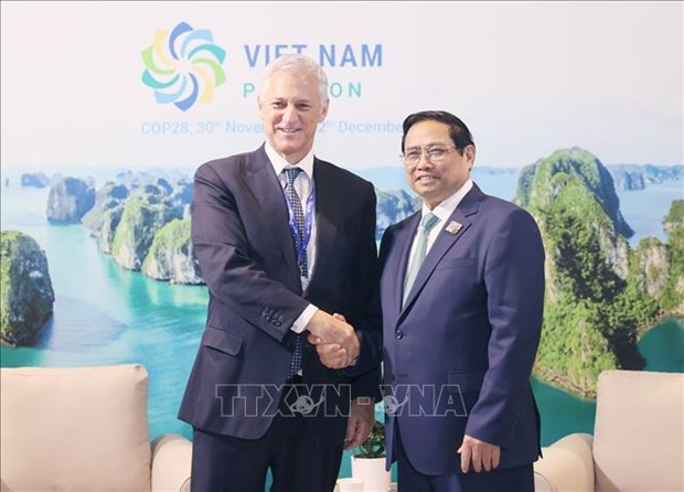 Le PM exhorte le soutien de Standard Chartered pour l'engagement du Vietnam en matiere de changement climatique hinh anh 1