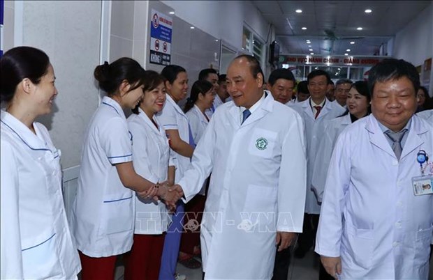 Le PM felicite les medecins et le personnel du secteur de la sante hinh anh 1
