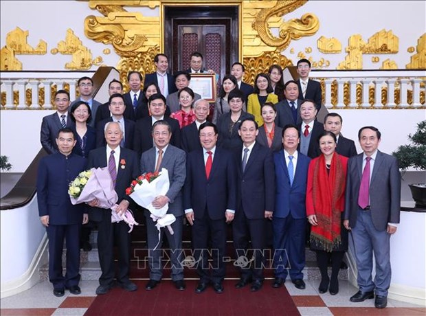 Le vice-PM et ministre des AE Pham Binh Minh recoit des delegues du Forum populaire Vietnam-Chine hinh anh 1