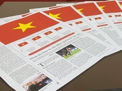 Des journaux impriment un drapeau pour marquer le 45e anniversaire de la reunification du pays hinh anh 1