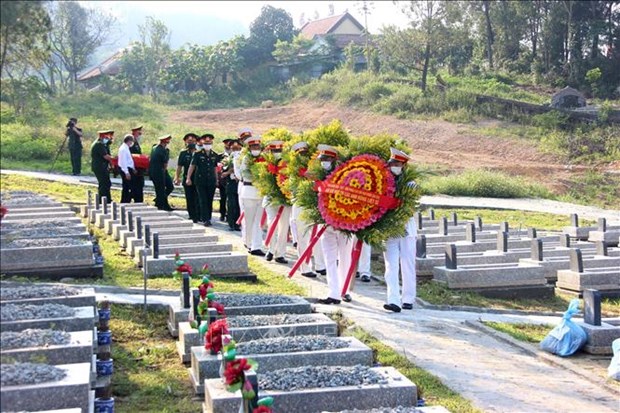 Thua Thien-Hue : inhumation des restes de soldats tombes au Laos hinh anh 1