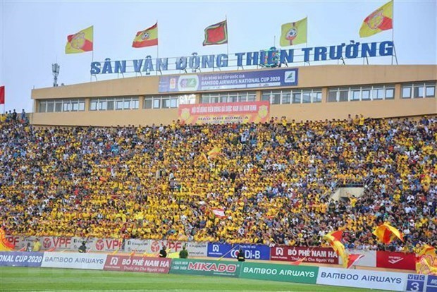 Reuters met en avant la reprise de la ligue de football du Vietnam avec un stade bonde hinh anh 1