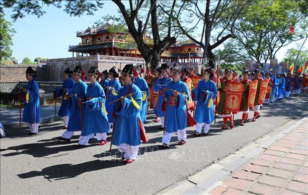 Procession de la tablette commemorative du roi Ham Nghi a la citadelle de Tan So hinh anh 1