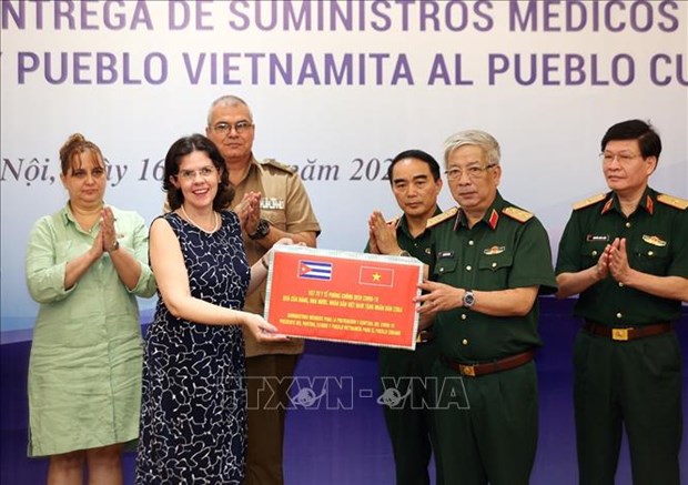 COVID-19 : Le ministere vietnamien de la Defense fait don de fournitures medicales a Cuba hinh anh 1