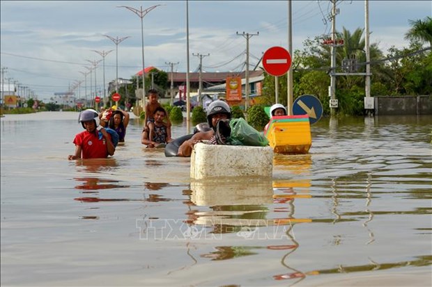 UE : aide de 400.000 d'euros aux victimes des inondations au Cambodge hinh anh 1