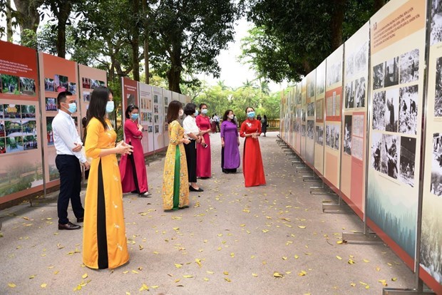Exposition en hommage au 131e anniversaire de la naissance du President Ho Chi Minh hinh anh 2