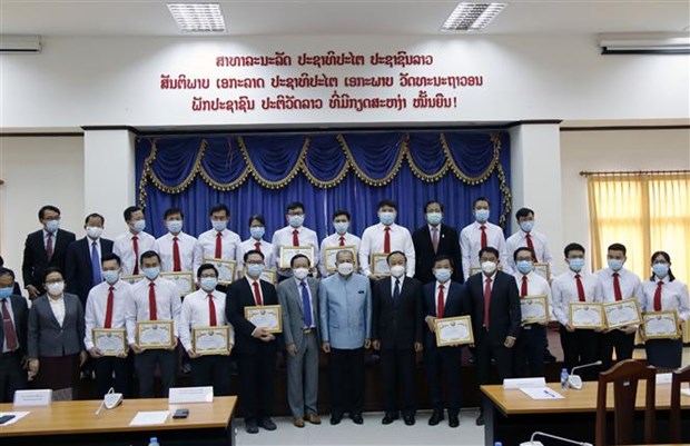 Le Laos honore des experts medicaux vietnamiens pour leurs contributions a la lutte anti-COVID-19 hinh anh 1