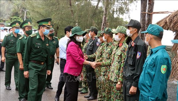 La vice-presidente Vo Thi Anh Xuan rend visite aux forces anti-epidemiques de Kien Giang hinh anh 1