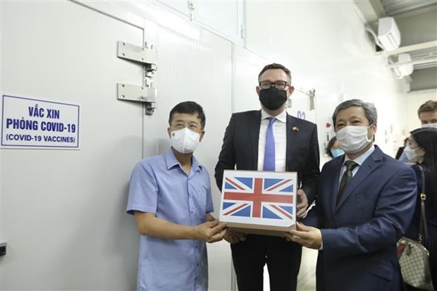 Le gouvernement britannique offre 415.000 doses d’AstraZeneca au Vietnam hinh anh 2