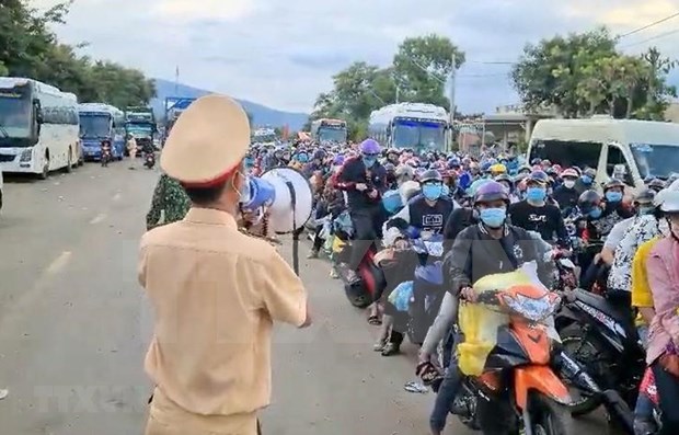 La police de Dong Nai encadre le retour de 20.000 personnes vers leurs localites d'origine hinh anh 1