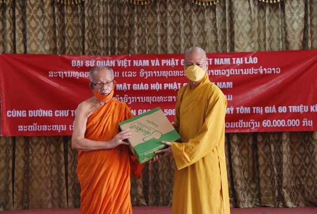 COVID-19: don des bouddhistes vietnamiens au Laos pour les moines lao en difficulte hinh anh 1