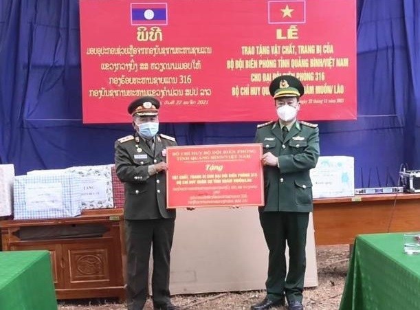 Les gardes-frontieres de Quang Binh offrent des fournitures medicales a leurs homologues lao hinh anh 1