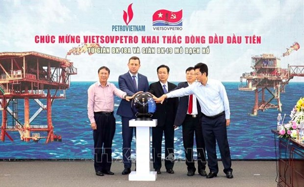 Vietsovpetro accueille les premiers flux de petrole des plates-formes BK-18A et BK-19 hinh anh 2