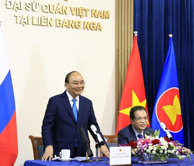 Le president Nguyen Xuan Phuc rencontre des compatriotes en Russie hinh anh 2