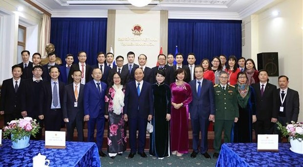 Le president Nguyen Xuan Phuc rencontre des compatriotes en Russie hinh anh 1