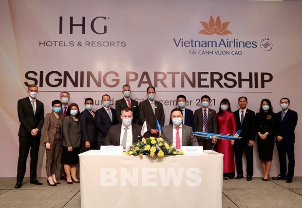 Vietnam Airlines signe un accord de cooperation avec le groupe IHG Hotels & Resorts hinh anh 1