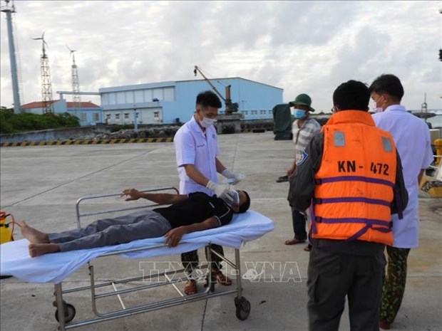 Un navire de surveillance des ressources halieutiques transfere un patient a l'archipel de Truong Sa hinh anh 1