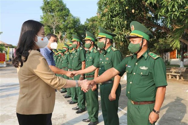 Tet : Des dirigeants de l’Etat et du gouvernement en tournee a Tra Vinh et a Son La hinh anh 1