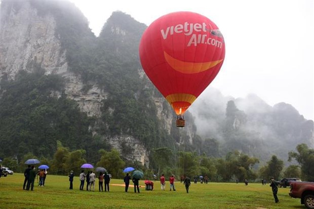 Vols d'essai en montgolfiere dans le ciel de la province de Tuyen Quang hinh anh 2