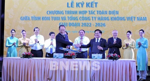 Vietnam Airlines et Kon Tum cooperent pour promouvoir l'investissement et le tourisme hinh anh 1