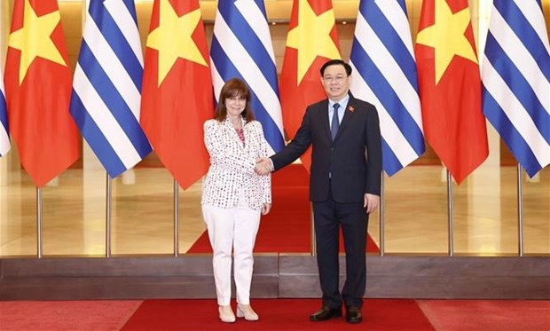 Le president de l'AN Vuong Dinh Hue rencontre la presidente grecque Katerina Sakellaropoulou hinh anh 1
