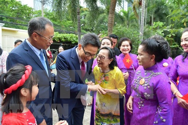 Le vice-Premier ministre Vu Duc Dam rencontre des Vietnamiens en Thailande hinh anh 1