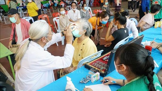 Les medecins vietnamiens offrent des medicaments aux Laotiens hinh anh 1