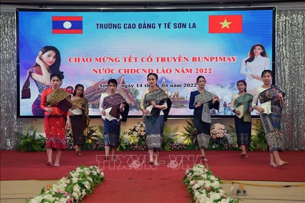 Pres de 460.000 personnes participent a un concours sur les relations Vietnam-Laos hinh anh 1