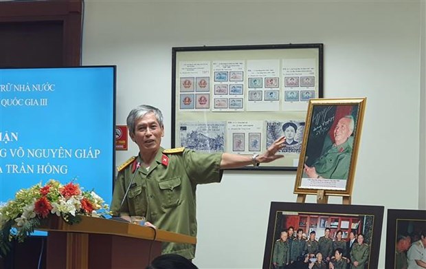 Reception de documents photographiques sur le general Vo Nguyen Giap hinh anh 2