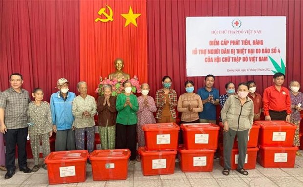 La Croix-Rouge du Vietnam soutient aux victimes des inondations a Quang Ngai hinh anh 1