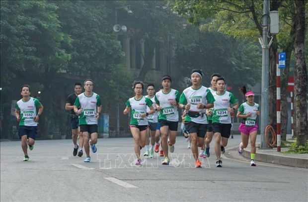 Pres de 800 personnes participent au course « Race for Green Life » hinh anh 1