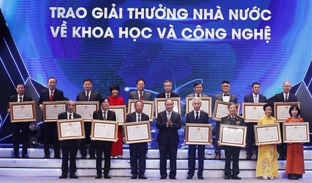 Remise du Prix Ho Chi Minh a des scientifiques hinh anh 1