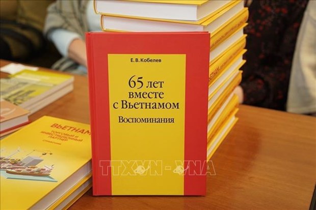 Un expert russe presente son livre intitule 