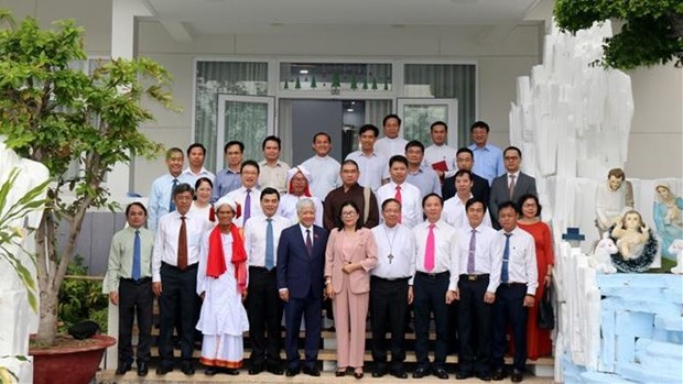 Noel : le president du FPV rend visite a des dignitaires religieux de Phan Thiet hinh anh 1