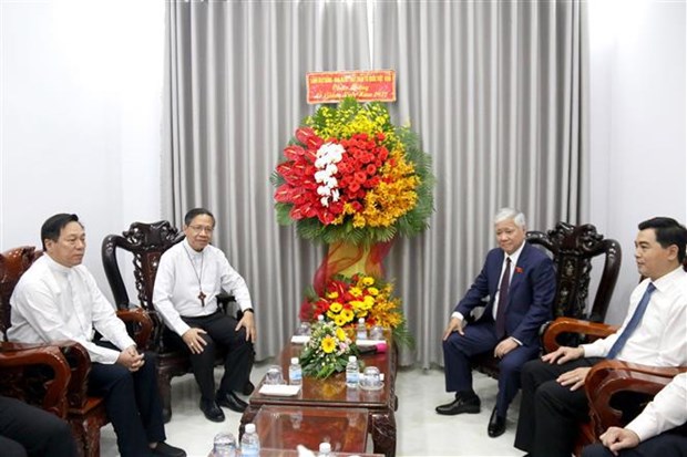 Noel : le president du FPV rend visite a des dignitaires religieux de Phan Thiet hinh anh 2
