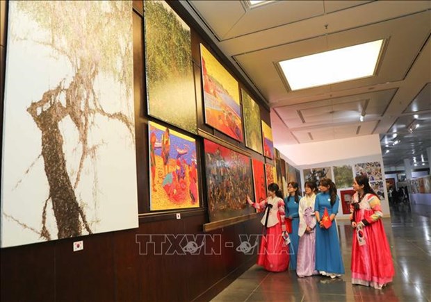 Des peintures d'artistes vietnamiens et sud-coreens exposees a Hanoi hinh anh 1