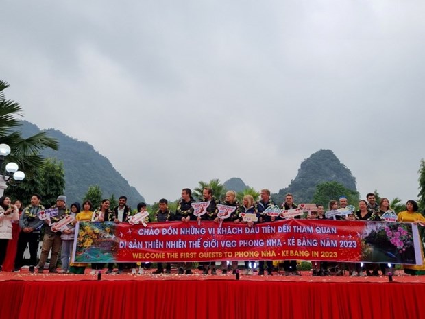 Quang Binh accueille les premiers touristes de 2023 hinh anh 1