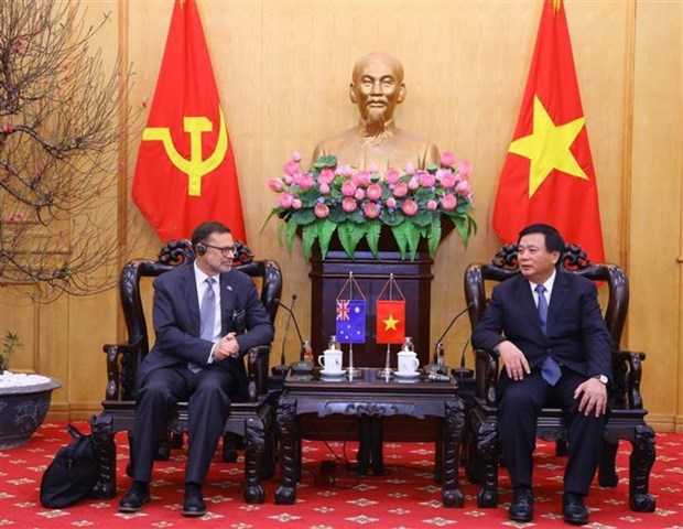 Le directeur de l'Academie nationale de politique Ho Chi Minh recoit l'ambassadeur d'Australie hinh anh 1