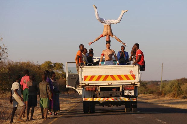 Quoc Co - Quoc Nghiep et les belles images de cirque en Afrique hinh anh 1
