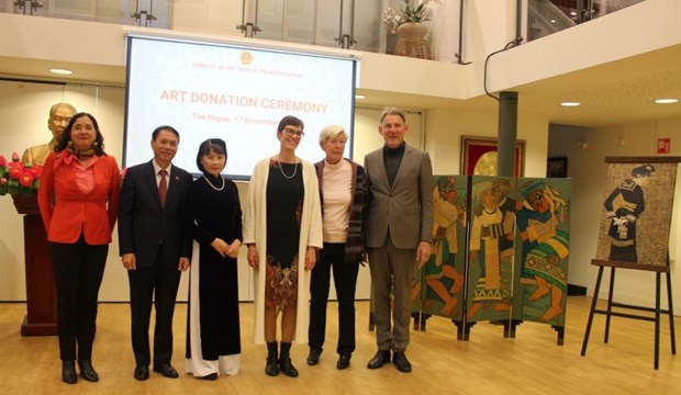 Une ancienne diplomate neerlandaise fait don de peintures au Musee des Beaux-Arts hinh anh 1
