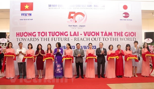 Exposition photographiques sur la cooperation integrale et multidisciplinaire entre le Vietnam et le Japon hinh anh 2