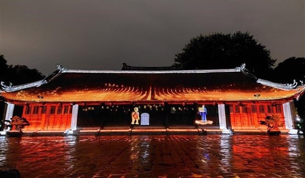Lancement du premier circuit touristique nocturne au Temple de la Litterature de Hanoi hinh anh 2