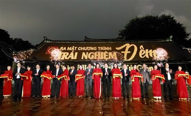 Lancement du premier circuit touristique nocturne au Temple de la Litterature de Hanoi hinh anh 1