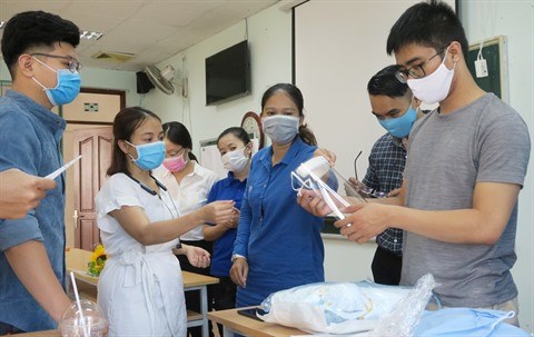 COVID-19 : Des etudiants saigonais en medecine prets pour le combat hinh anh 2