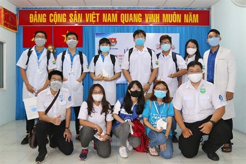 COVID-19 : Des etudiants saigonais en medecine prets pour le combat hinh anh 1