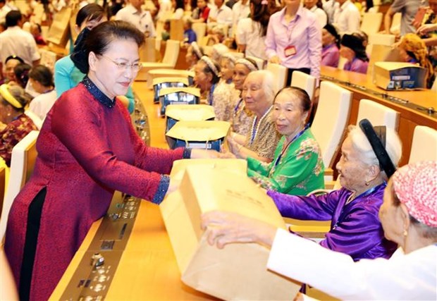 La presidente de l’AN rencontre 300 meres heroines du Vietnam hinh anh 1