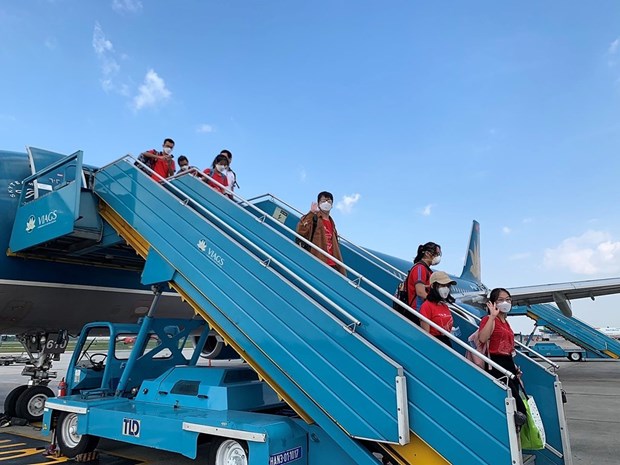 Vietnam Airlines ramene des etudiants a Hanoi apres leur mission contre le COVID-19 au Sud hinh anh 2