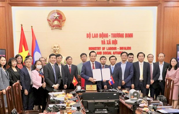 Le Vietnam et le Laos renforcent leur cooperation dans le domaine du travail et du bien-etre social hinh anh 1